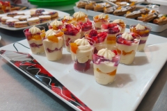 shots-de-frutillas-con-dulces-y-crema